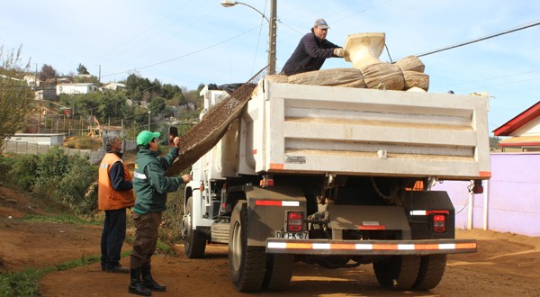 CONAF junto a la Municipalidad y los vecinos de los sectores 3, 4 y 5, realizaron un operativo de recolección de escombros y malezas, a fin de reducir el riesgo de propagación de incendios forestales.