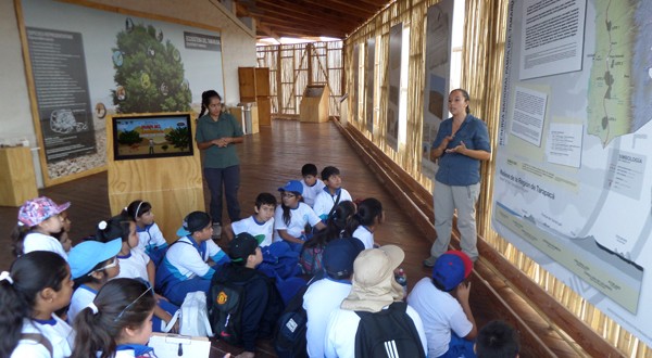 Alumnos de la Escuela Academia Tarapacá participaron en actividad al aire libre en el Centro de Educación Ambiental Pampa del Tamarugal.