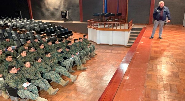CONAF capacitó a 140 oficiales y soldados conscriptos de la Escuela de Ingenieros Militares de Tejas Verdes, en San Antonio.