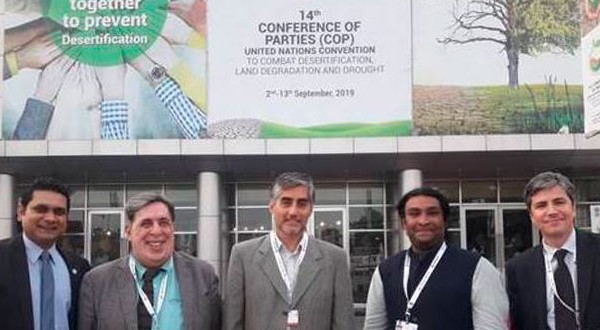 Representantes diplomáticos de Chile en India y de CONAF, durante la COP14 de desertificación realizada en Nueva Delhi.