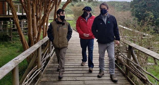 El seremi de agricultura, Eduardo Winkler, junto al director regional de CONAF, Jorge Aichele, estuvieron supervisando esta actividad en el ingreso y la administración del Parque Nacional Chiloé.
