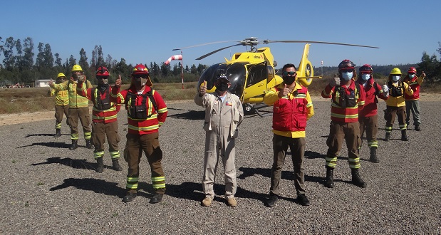 Jefes de brigadas, jefes de cuadrillas y oficiales de seguridad de la Corporación Nacional Forestal (CONAF), en la Región de Valparaíso, se capacitaron en torno a la correcta interacción que deben mantener con los helicópteros durante el combate de incendios forestales.