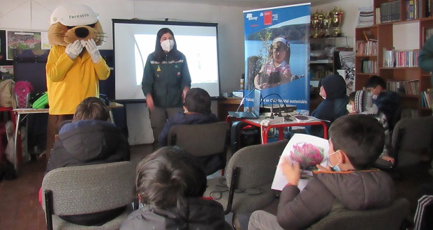 Niños y niñas del sector Juan Riquelme, en Concepción, culminaron sus vacaciones de invierno con una entretenida actividad junto a Forestín.