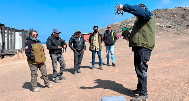 CONAF realizó una capacitación en manejo de drones a las y los guardaparques de la región de Antofagasta.