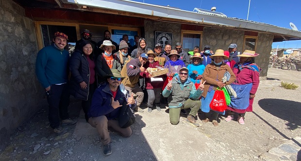 Operativo de limpieza binacional se desarrolló en el hito 18, sector Chungará con las comunidades de Chachacomani, Tambo, Turco, Mogache y Lagunas por el lado boliviano y con la participación de las localidades de Chucuyo, Parinacota, Caquena y Ajata por el lado chileno.