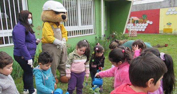 Junto al símbolo institucional de CONAF, Forestín, los pequeños conversaron sobre la relevancia de los incendios forestales, enfatizando en el daño que estos producen.