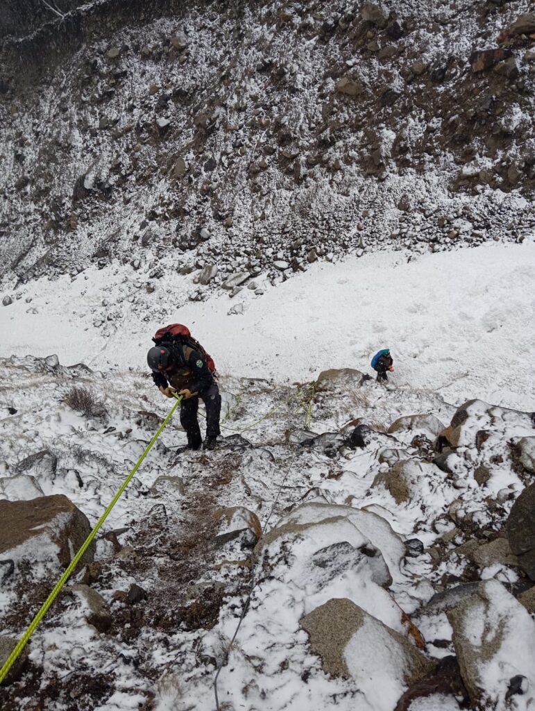 Equipo de CONAF recorre el sector para garantizar conectividad en Circuito Macizo Paine