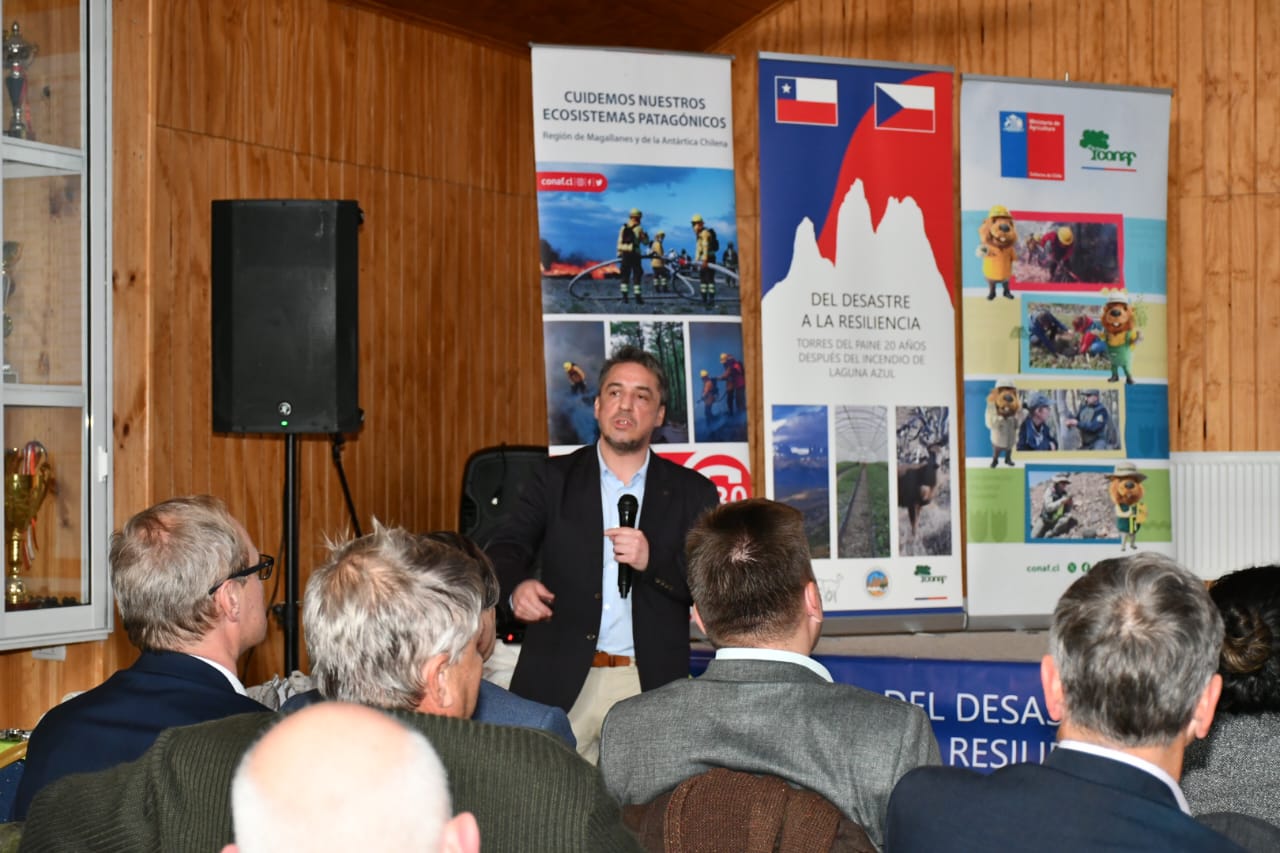 Patricio Salinas, de la oficina provincial de Conaf en Última Esperanza y quién lidera el proceso de restauración ecológica en el Parque Nacional Torres del Paine.