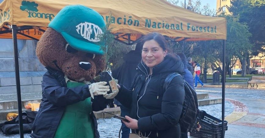 Forestín entregando plantas por su cumpleaños