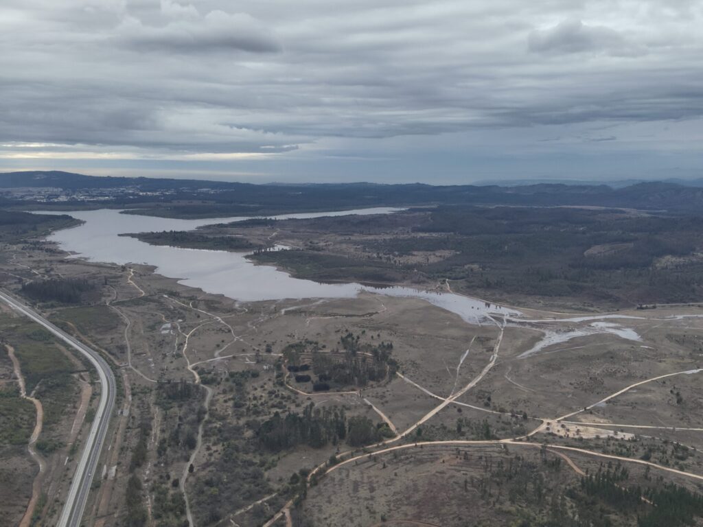 Espejo de agua de la Reserva Nacional Lago Peñuelas