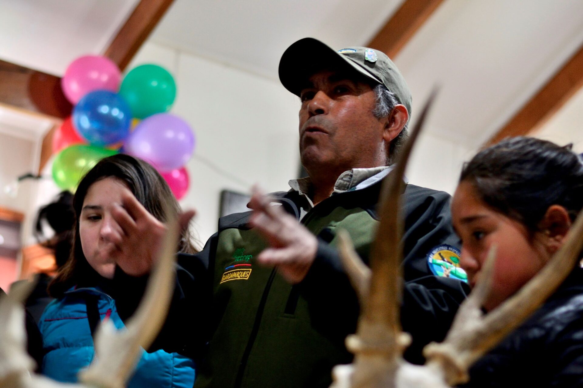 El guardaparques Freddy Barrientos siguió de cerca la trayectoria de Juanita, una ejemplar de huemul nacida en el Parque