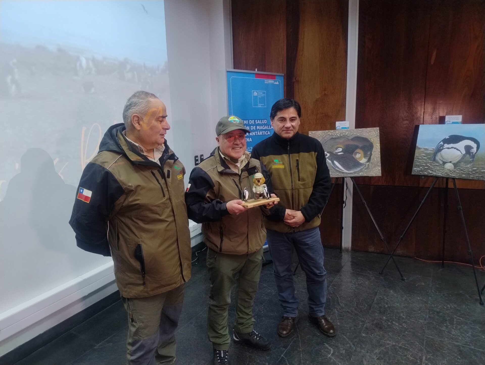 Roberto Fernández guardaparques del MN Los Pingüinos fue reconocido por sus 47 años de servicio en CONAF