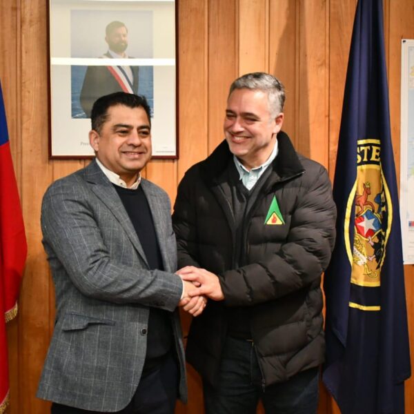 Director ejecutivo de CONAF con Delegado presidencial de Los Ríos.